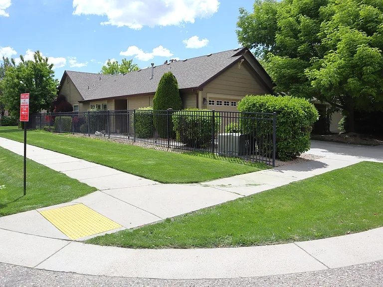 2895 E Deerhill Dr — Photo 25