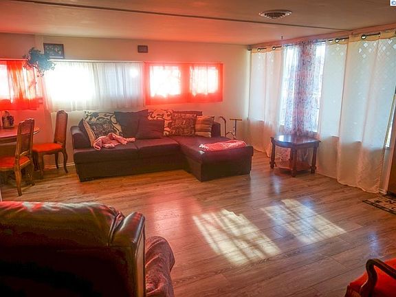 5th image of 808 Winslow Ave