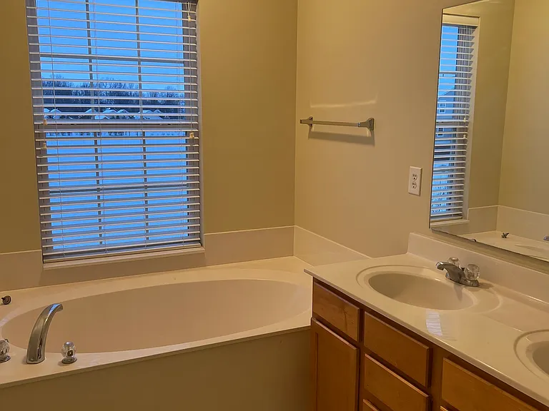 3522 Golden Gate Dr N — Photo 27