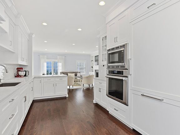 2 Nassau Pl Cos Cob CT 06807-large-042-046-006new-1500x1000-72dpi.jpg