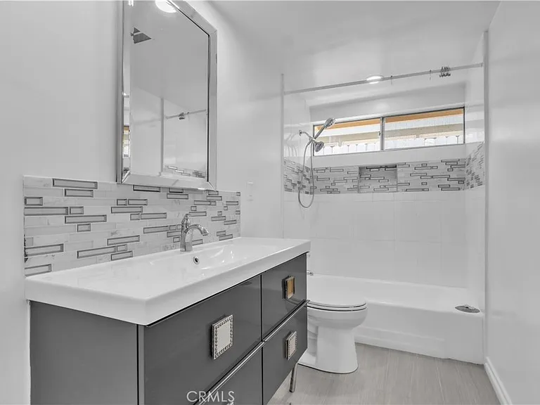 16433 Kingsbury St — Photo 14
