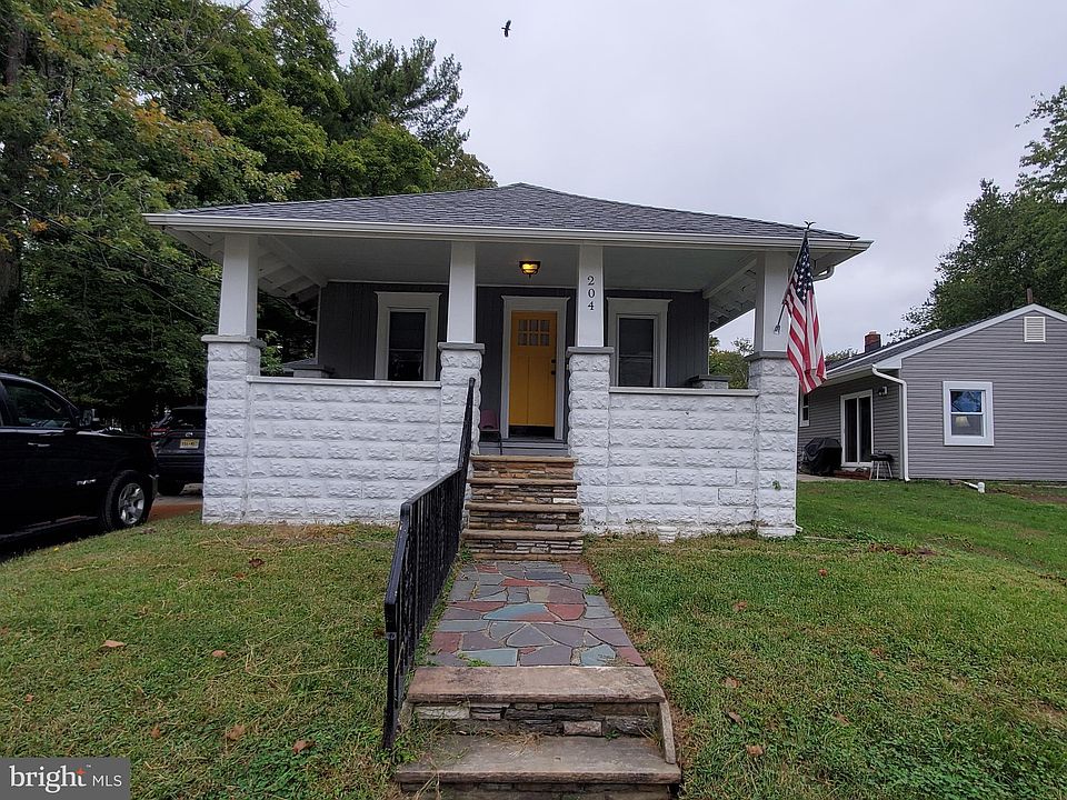 1st image of 204 W Evergreen Ave