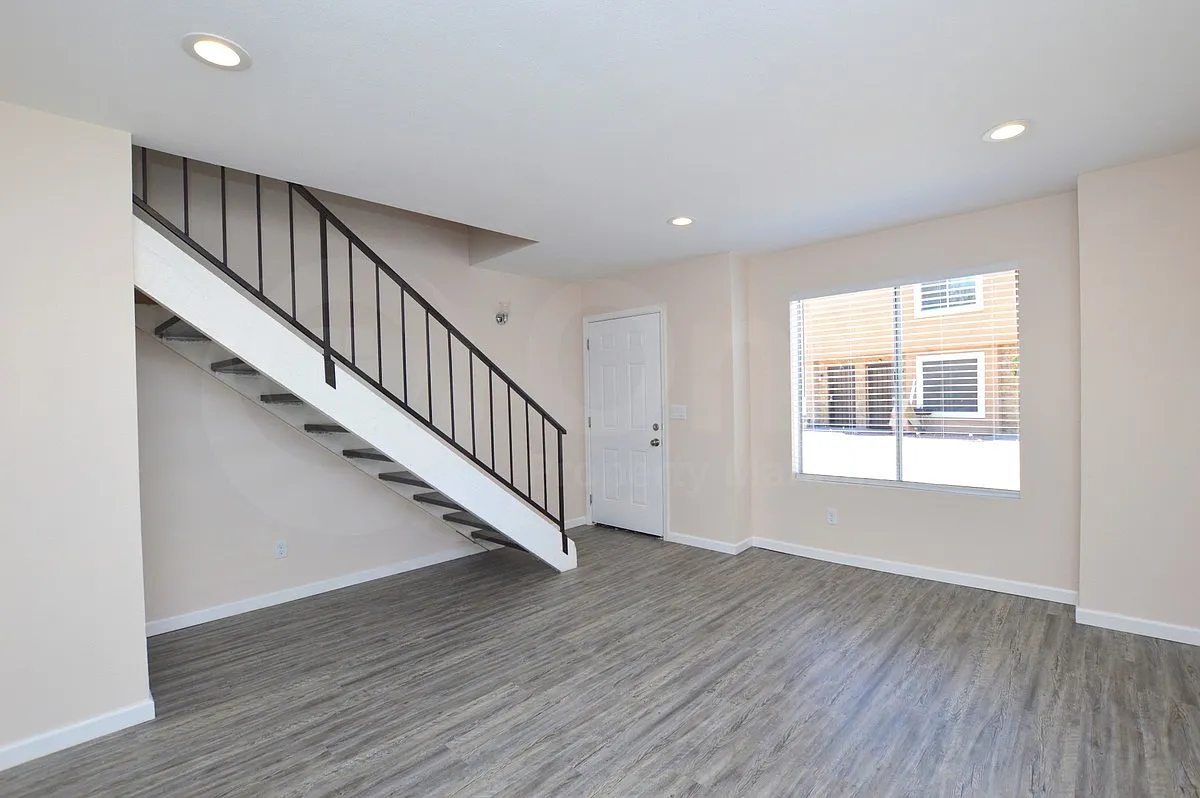 1418 E Knoll Cir — Photo 4