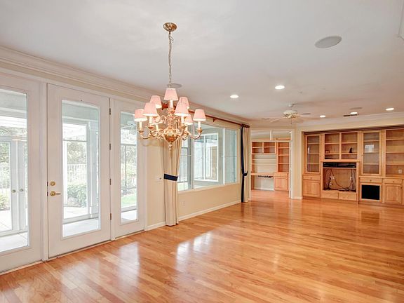 3rd image of 117 Timberlodge Ct