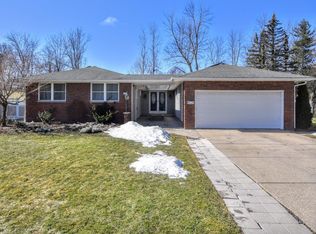 22 Countryside Ln, Williamsville, NY 14221