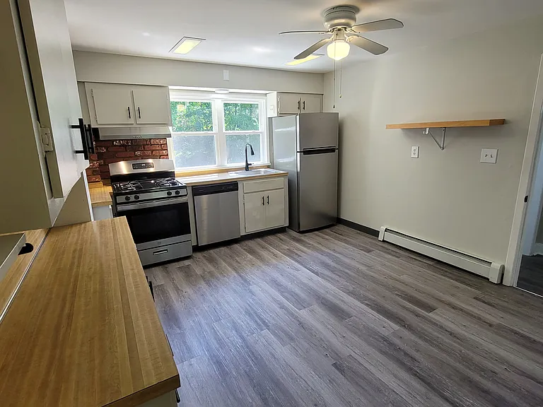 131 Madison Ave #B — Photo 2