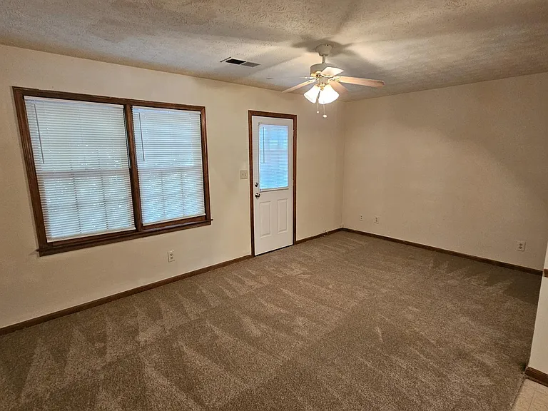 1709 Riverside Ct NE — Photo 5