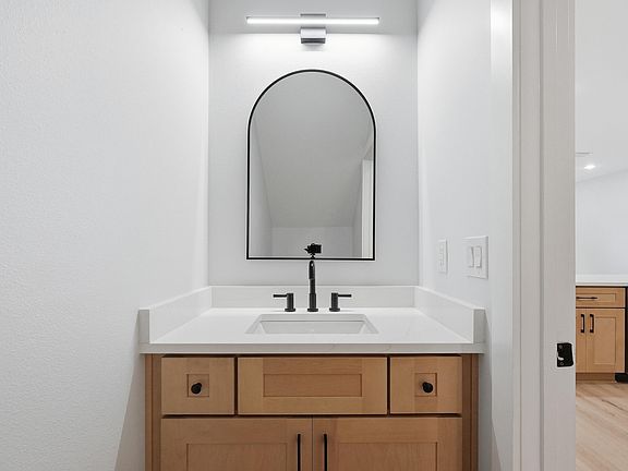 5th image of 704 Ferguson Dr #1