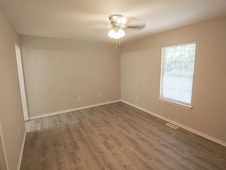 1413 Greensboro Dr — Photo 16