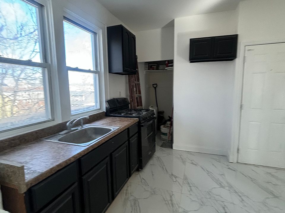 2nd image of 295 Isabella Ave #4