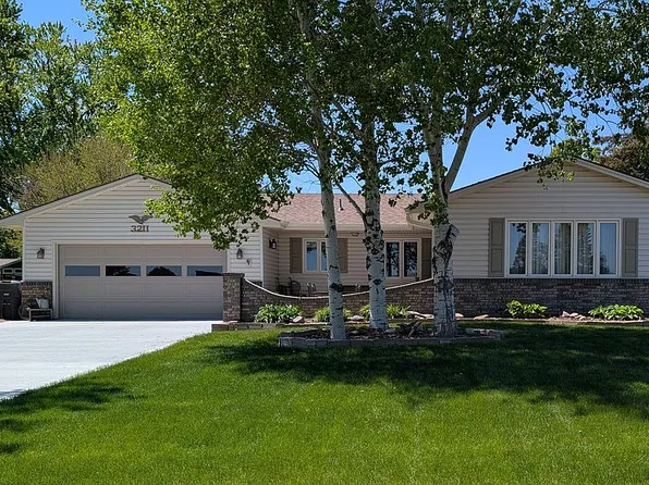 3211 Park Lane Dr, Hastings, NE 68901