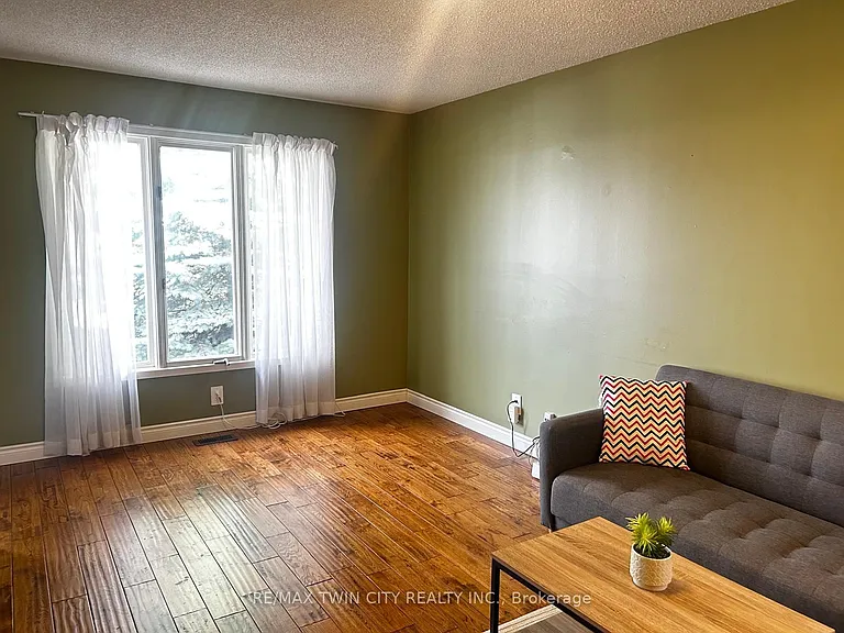 254 Camille Cres — Photo 3