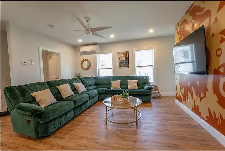 3 bed, 1000 sqft, $3,900 — Photo 2