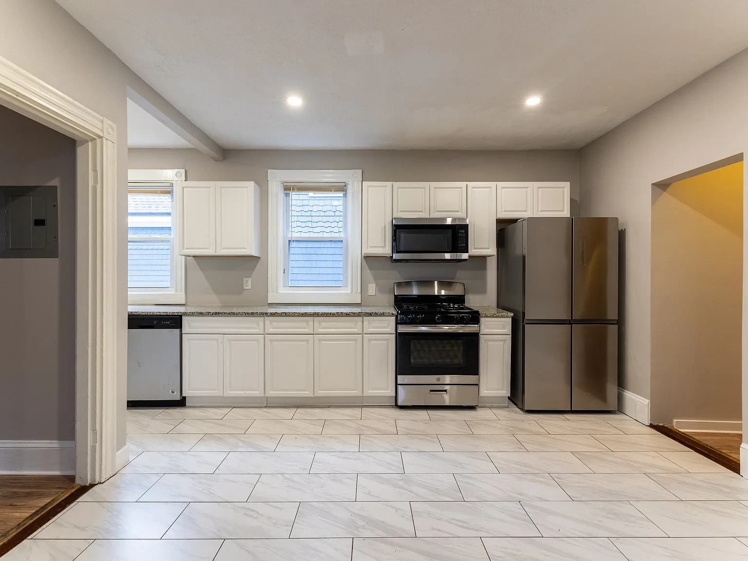 3 bed, 1400 sqft, $3,200 — Photo 2