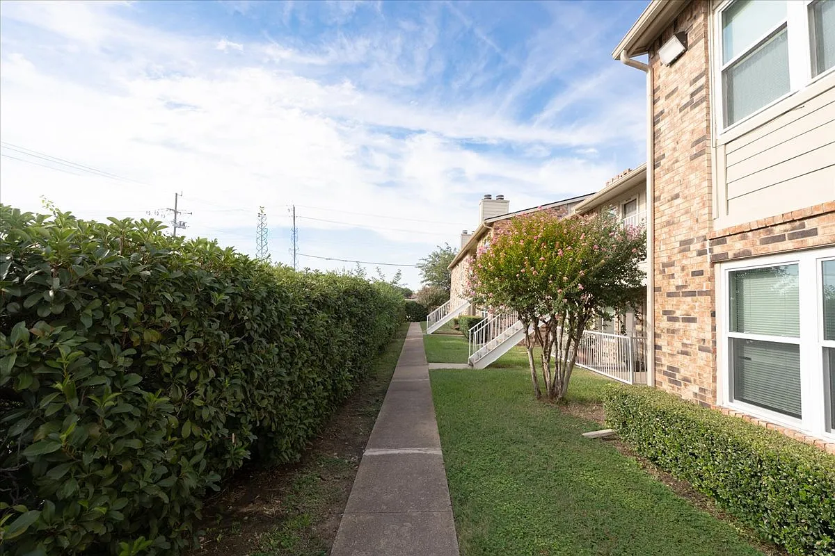 2 bed, 799 sqft, $1,350 — Photo 2