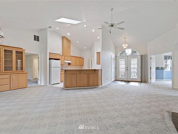 3rd image of 302 Edinburgh Dr