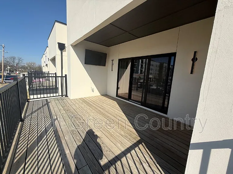 134 E Elgin St — Photo 15