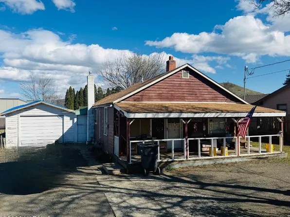 513 S 3rd St, Selah, WA 98942
