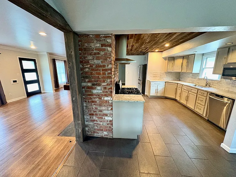 1251 E 31st Ct — Photo 8