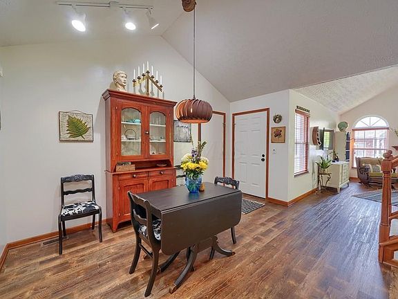 3rd image of 6028 Glenvillage Dr