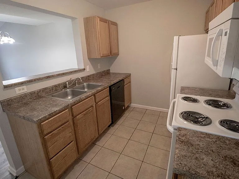 1405 Greensboro Dr — Photo 8