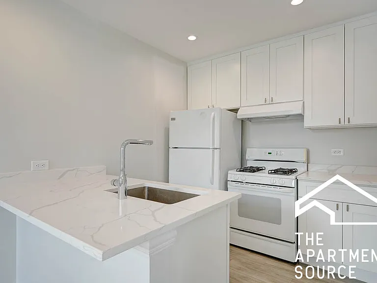 1341 W Fletcher St #COACH HOUSE — Photo 3