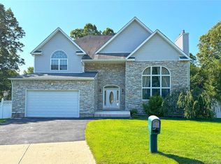 54 Gaetano Ln, Coram, NY 11727
