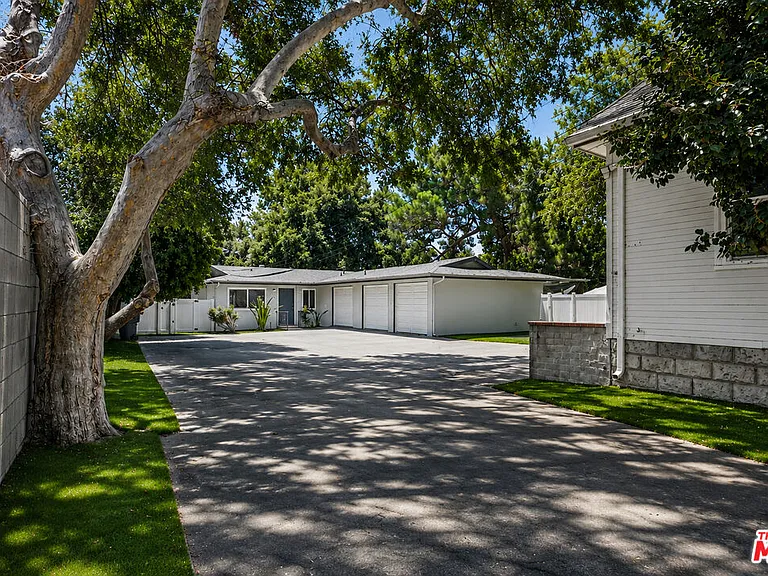 1832 N Summit Ave — Photo 14