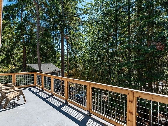 3rd image of 713 NE Circle Drive