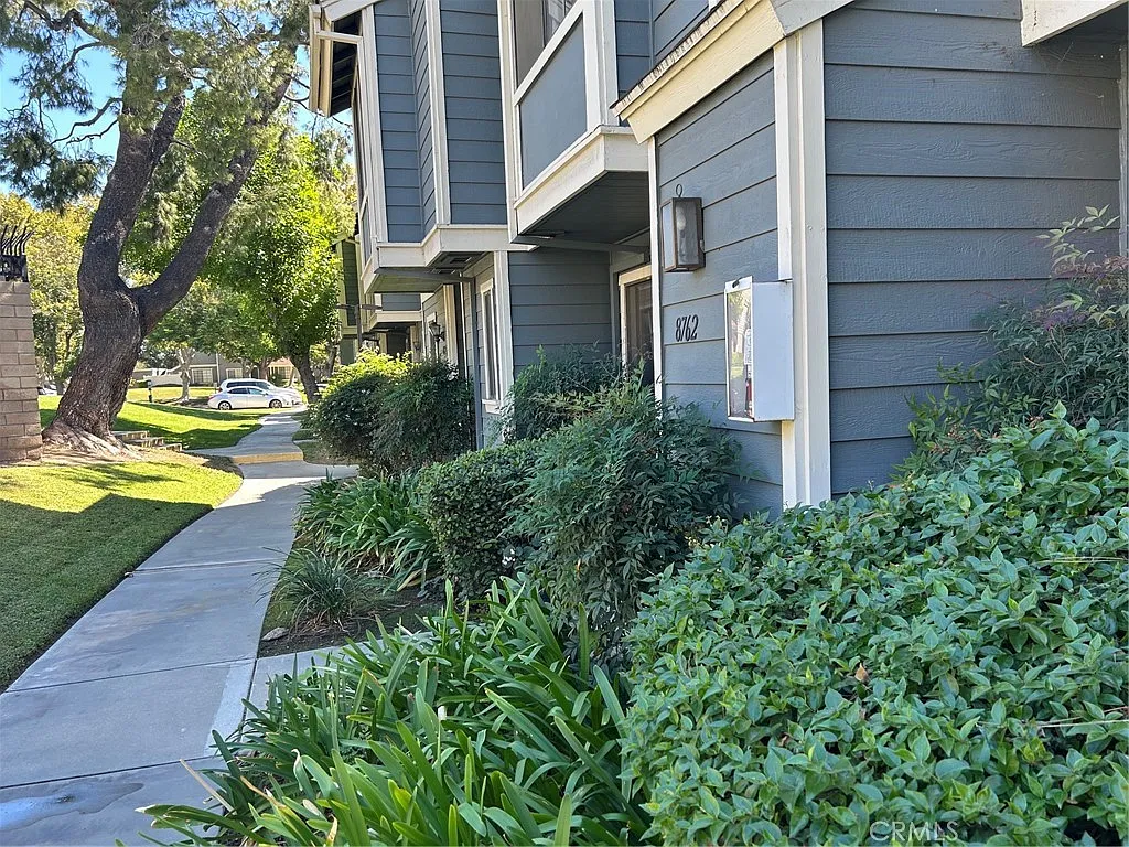 2 bed, 1.5 bath, 1179 sqft, $2,300 — Photo 3