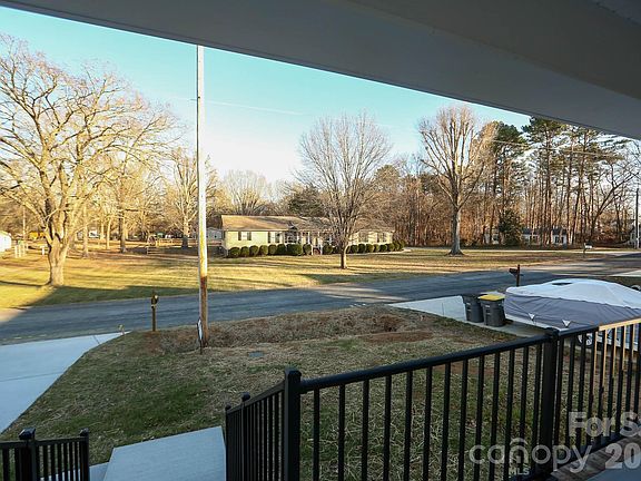 5th image of 2653 Brady Ave