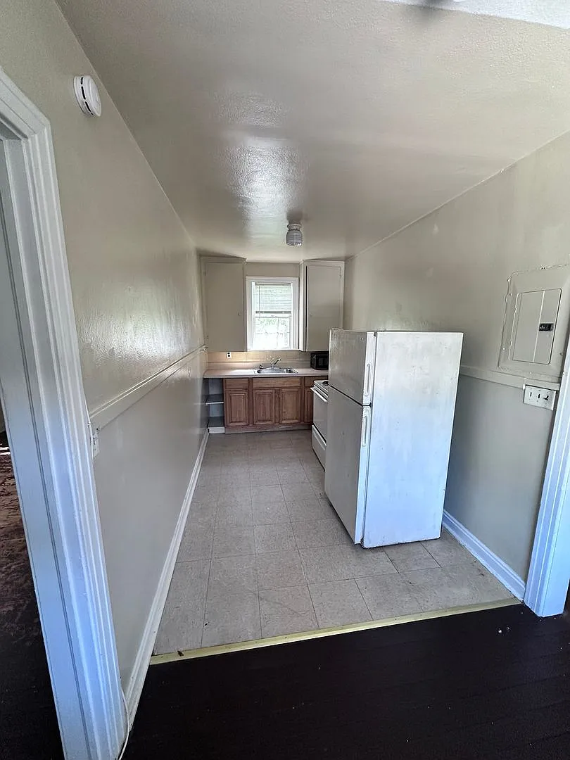 1267 McDuff Ave S 6 Plex — Photo 3