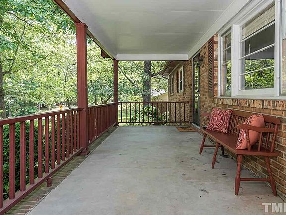 3rd image of 225 Landsbury Dr