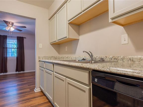 3rd image of 6016 Camellia Dr APT B