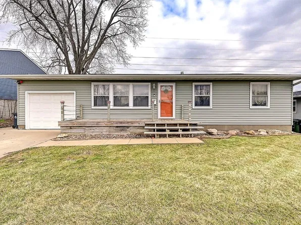 317 Jacolyn Dr NW, Cedar Rapids, IA 52405