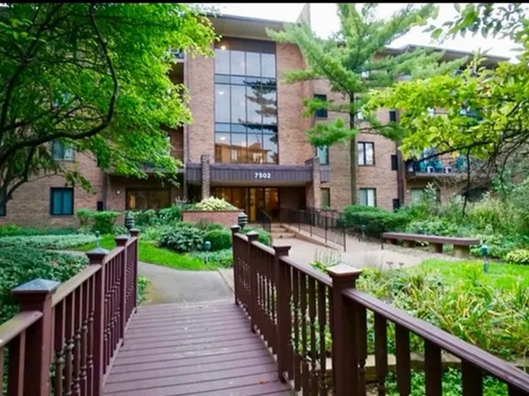 7502 Farmingdale Dr APT 403, Darien, IL 60561