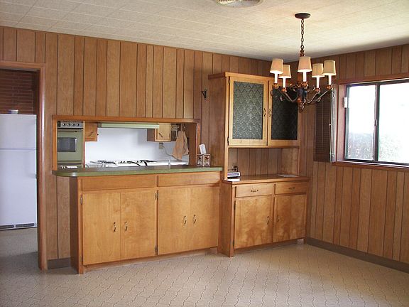 Dining room 13 x 15'.