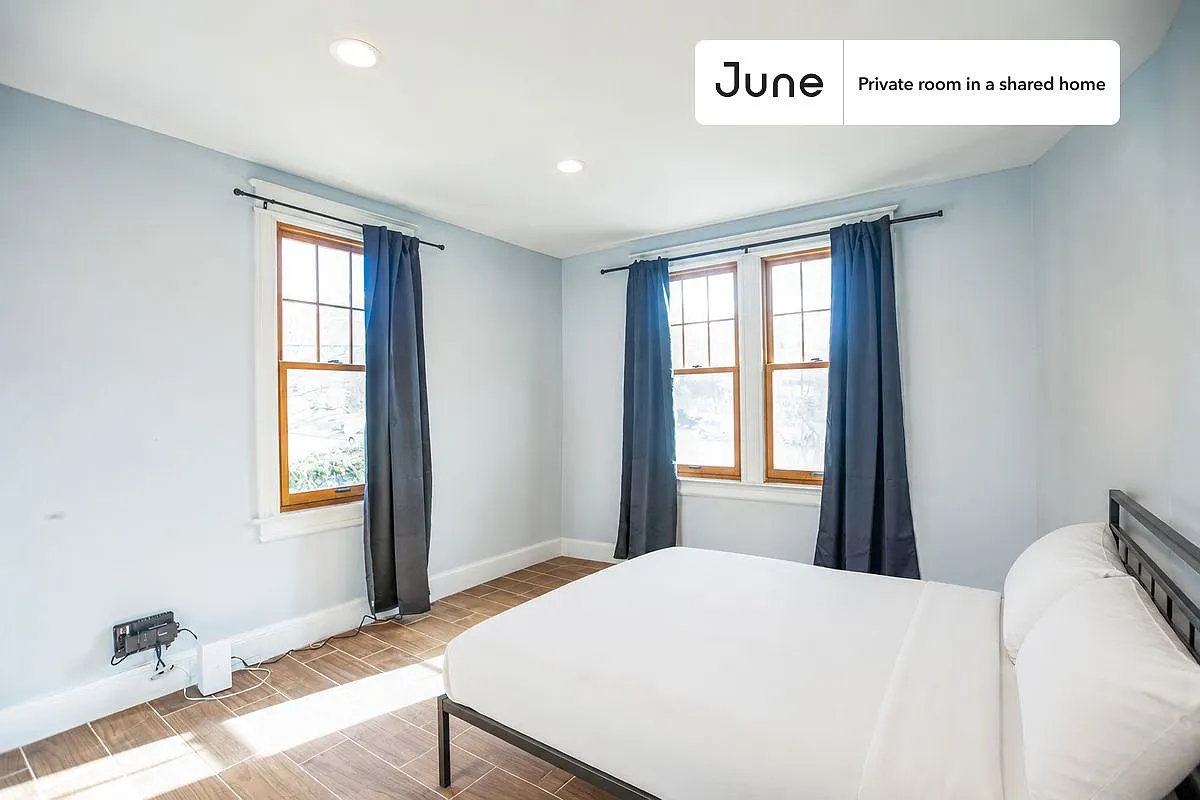 Queen bedroom in 7 bed/6 bath home in Dupont Park #1811 A — Photo 1