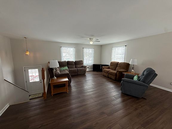 5th image of 1622 N Circle View Ln