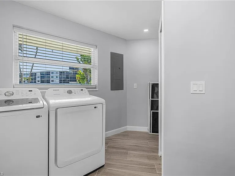 2 Fairview Blvd — Photo 18