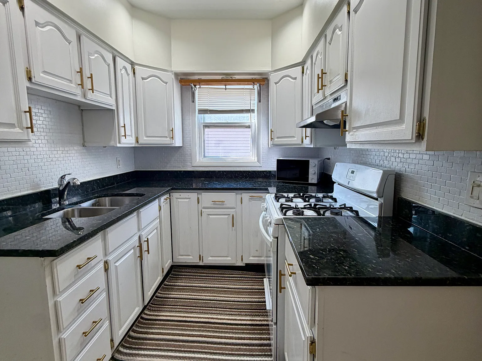 2 bed, 800 sqft, $2,000 — Photo 4