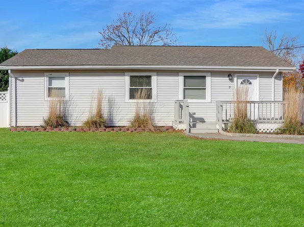 7 Elm Road E, Mastic Beach, NY 11951