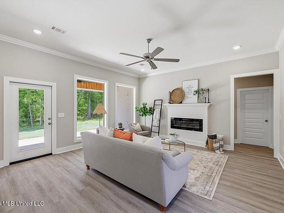 5th image of 218 New Haven Ln