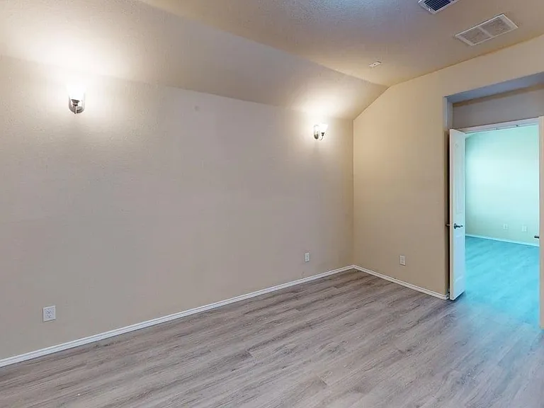 400 Plum Ct — Photo 2