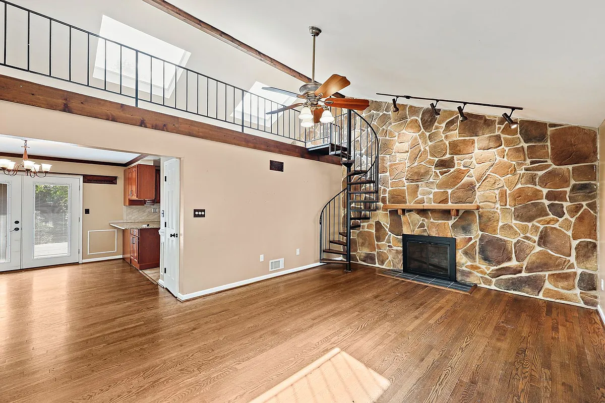 Building Photo - 9933 Evergreen Ave