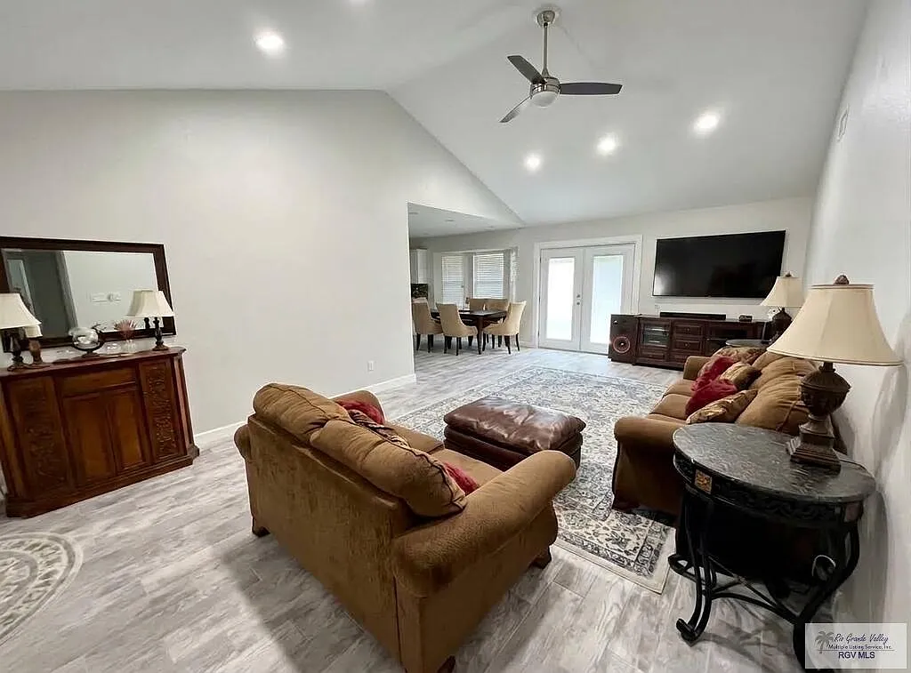 3 bed, 2.0 bath, 1479 sqft, $1,900 — Photo 4