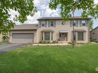 220 Lakeview Dr, Aurora, IL 60506