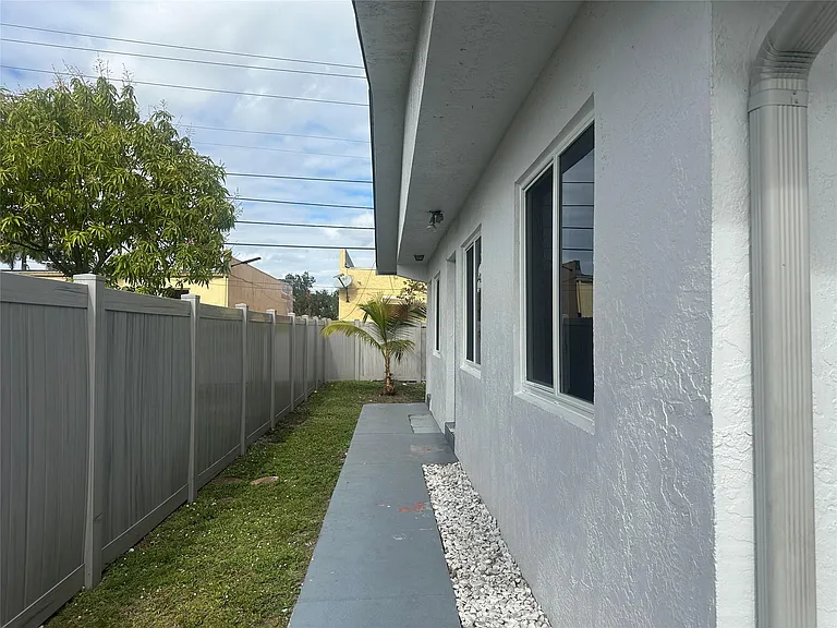 6109 SW 30th St #4 — Photo 3