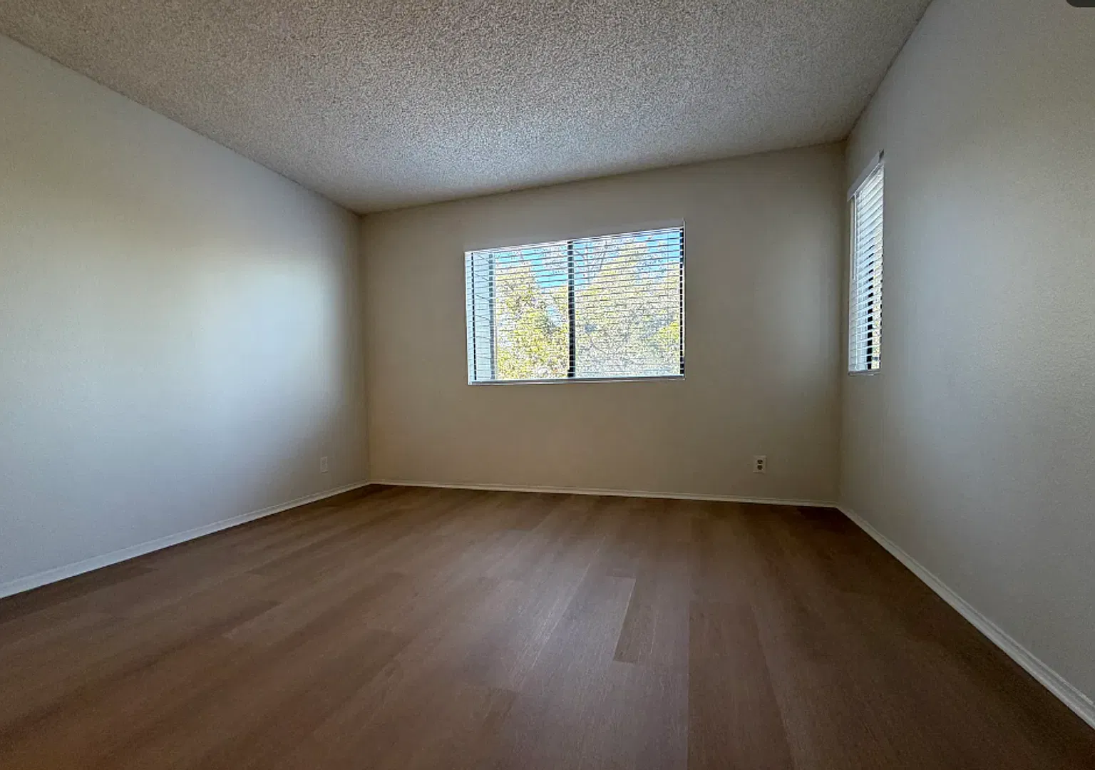 Large 2 bedroom 2 bathroom Condo Available NOW — Photo 4