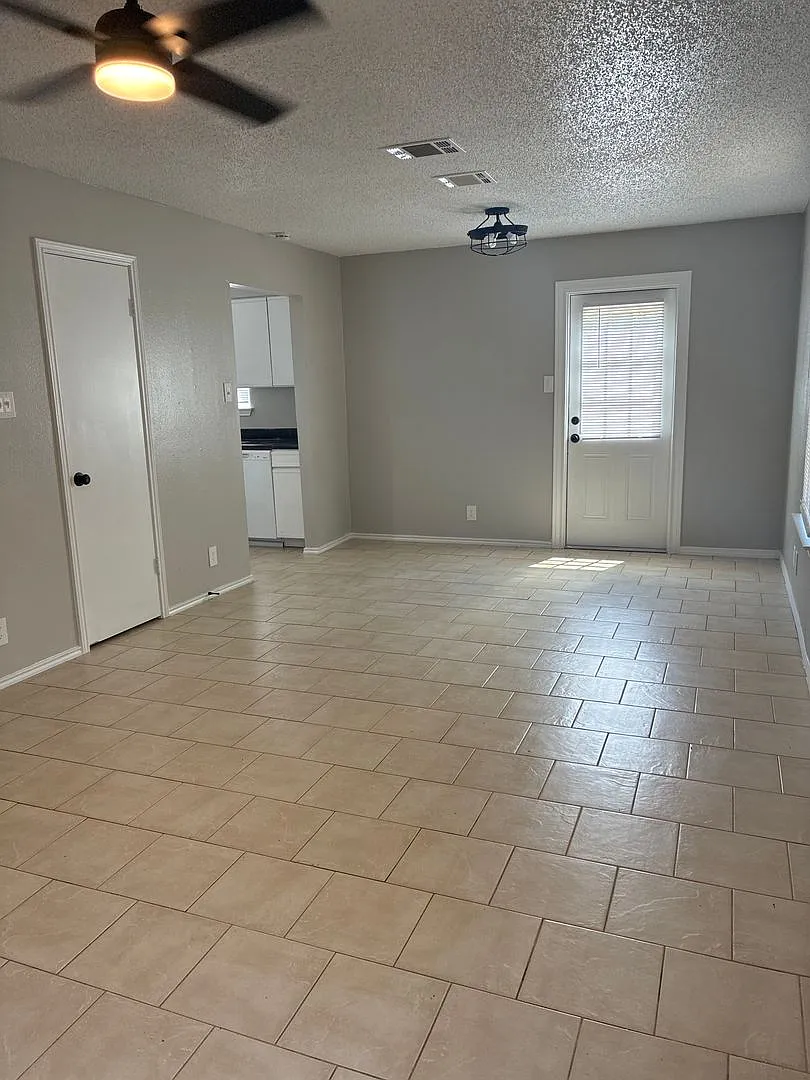 3 bedroom 2 bath Duplex — Photo 4
